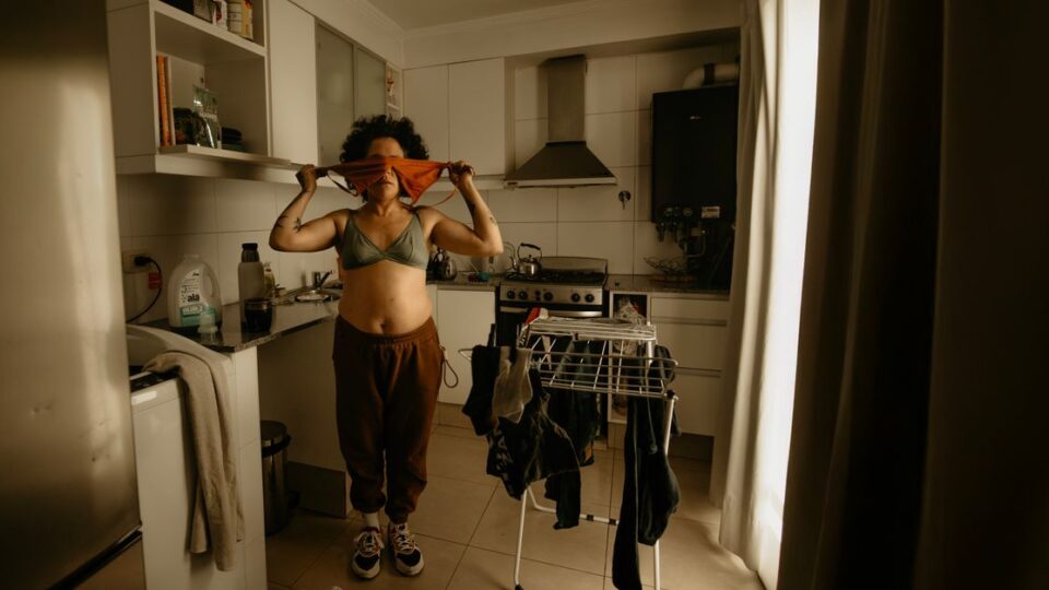 흰옷에 묻은 녹 얼룩을 세탁 전처리부터 관리하는 장면