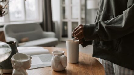 전기포트 보온 기능을 켜 둔 밤 시간 사용 장면