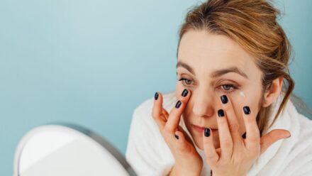 백내장 수술 후 안약 점안 시간을 확인하는 사람의 손