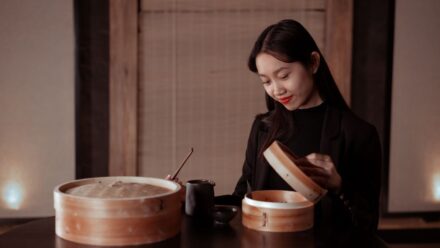 뚜껑을 덮었다가 열어 조리는 냄비에서 감자조림이 익는 장면