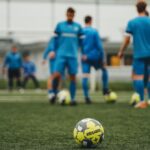 인조잔디에서 미끄럼과 접지력을 비교하는 축구화 선택 장면