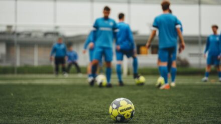 인조잔디에서 미끄럼과 접지력을 비교하는 축구화 선택 장면