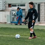프리미어리그 홈그로운 규정과 훈련 이력 기준을 보여주는 축구 선수 클로즈업 이미지